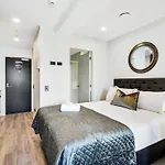 Beautiful Designed Apartment With Pool Gym Sauna