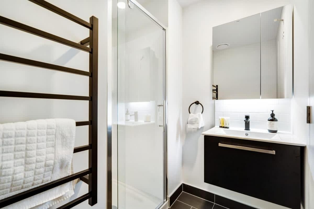 Apartment Beautiful Designed With Pool Gym Sauna Auckland